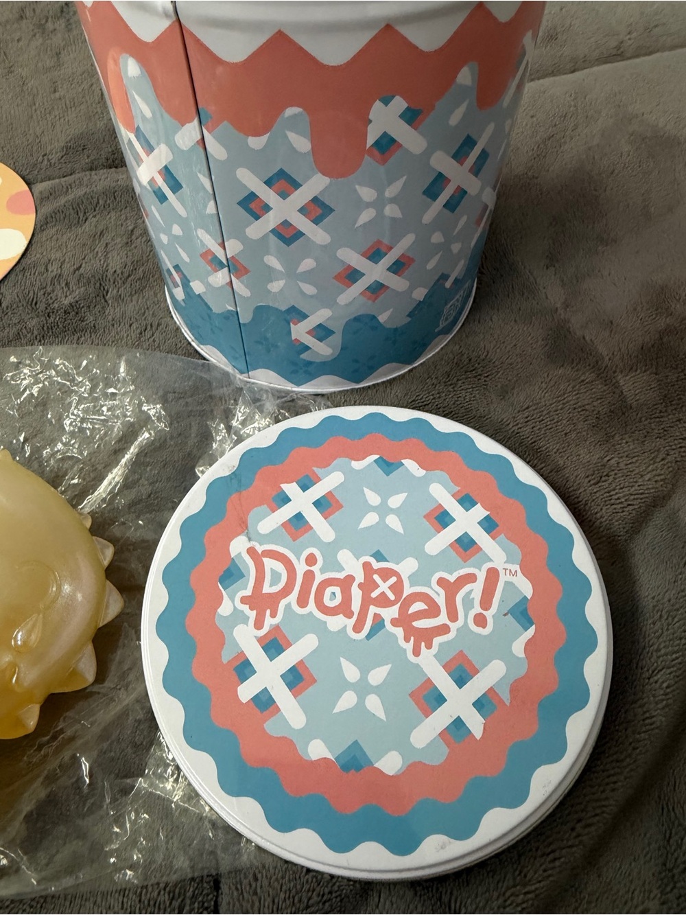 Umasou Diaper! Decorative Tin with Yellow/ Gold iridescent Umasou inside. - Picture 2 of 6